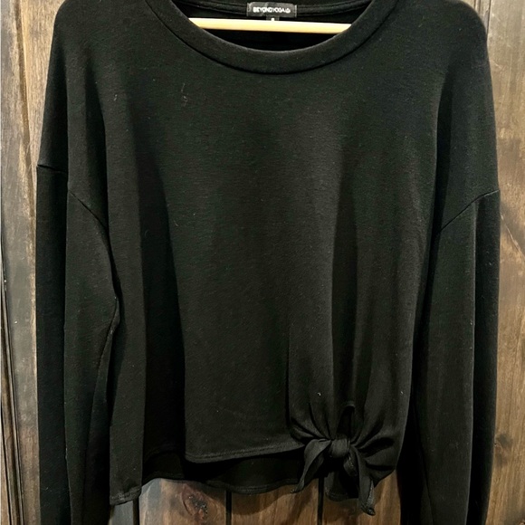 Beyond Yoga Black Crop Tie Front Sweatshirt - Picture 2 of 3